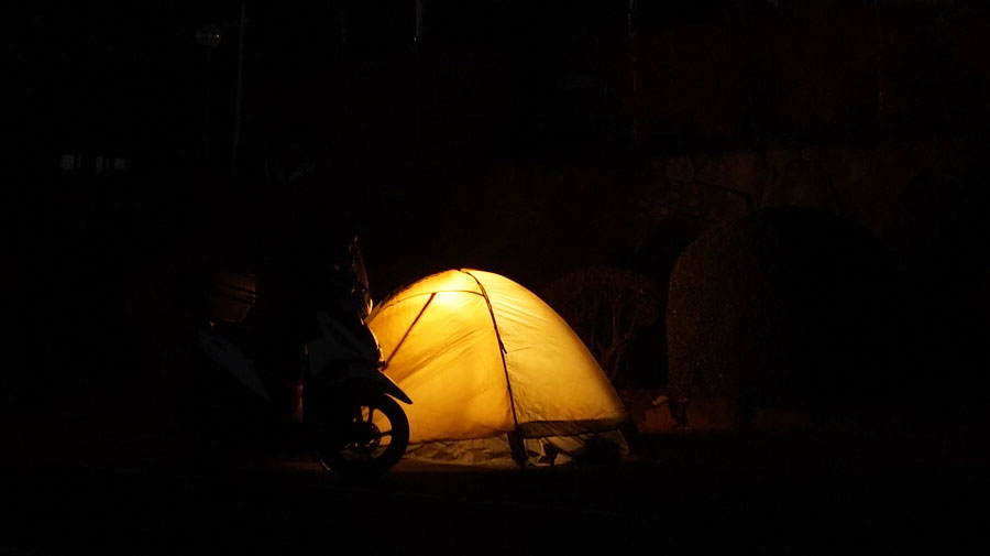 写真：夜間のテント