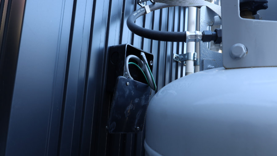 アウトレットボックスを設置してガレージ用に電源を確保。