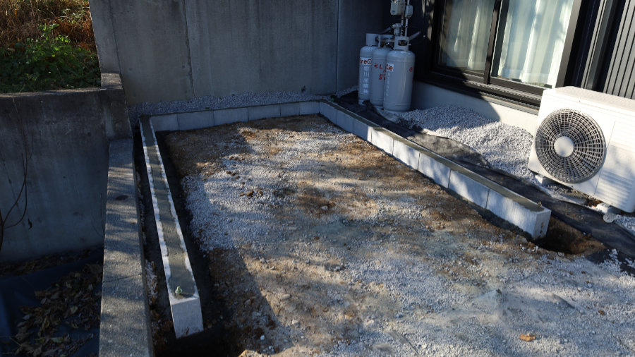 着工初日はここまで。ガレージの基礎部分ができる。