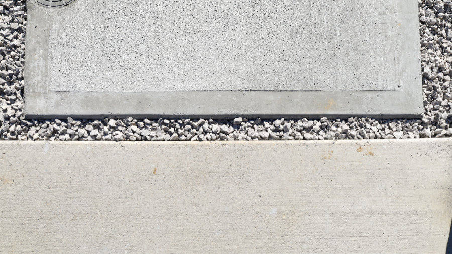 下が刷毛引き全面仕上げ。上が刷毛引き額縁仕上げ。