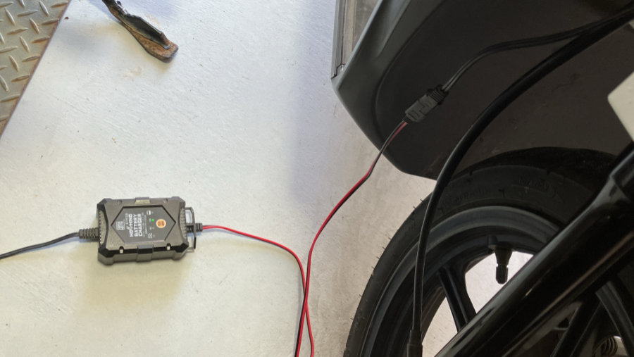 充電用のケーブルを充電器に接続