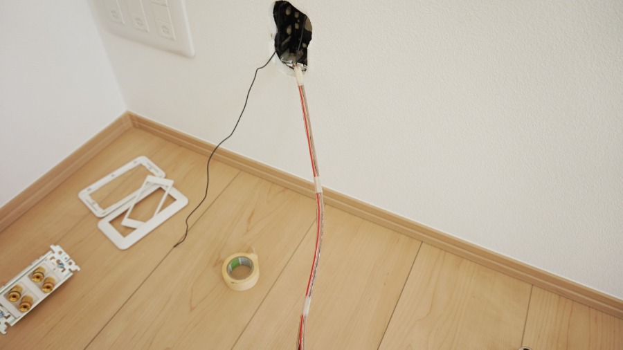 壁の中にスピーカーケーブルを通す