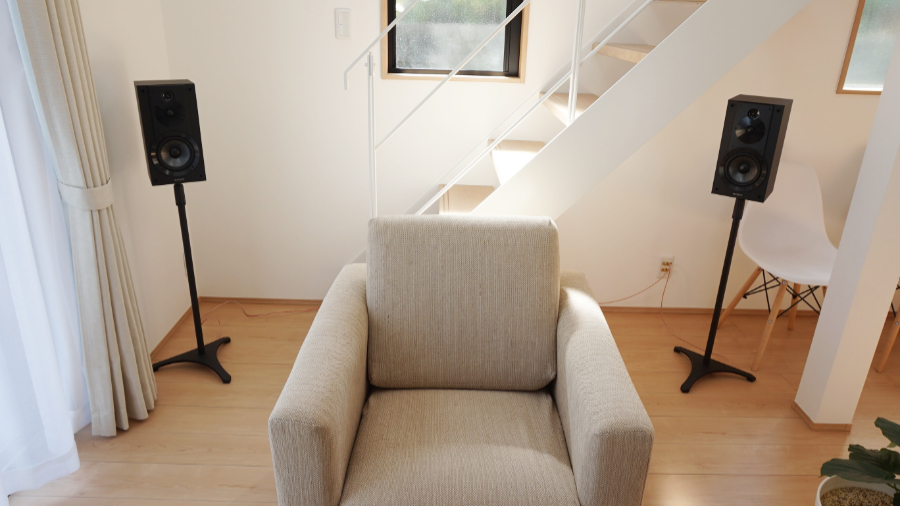 サラウンドスピーカーに目をやると端子は1箇所にしか設置しなかったため画像の状態だと右スピーカーの配線が長く伸びる羽目になってしまった