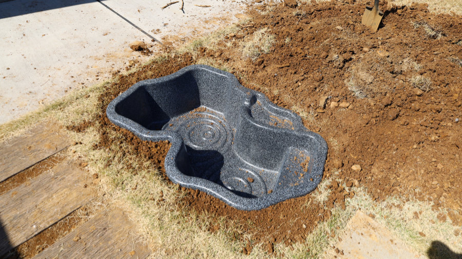 第516話「庭にプラスチック池を埋め込む」