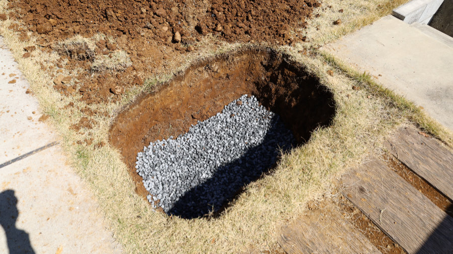 地盤固めに砂利を入れる