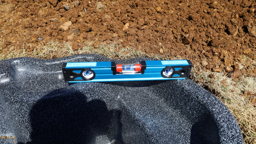 池を設置して水平器で大凡の水平を出すその1