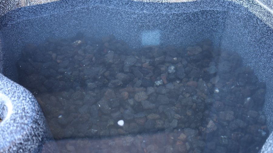 チェルシーガーデンの黒溶岩7kgを3袋池に投入