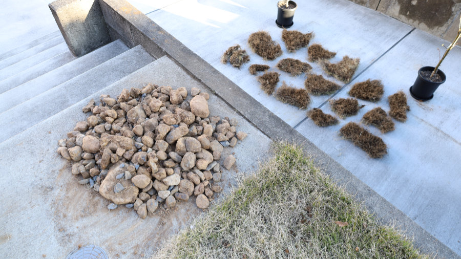 プラスチック池を埋め込むために掘った穴から大小大量の石が出てきてしまった
